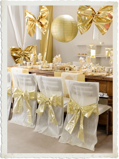 Stuhlhussen mit goldenen Schleifen, Dekoration Goldene Hochzeit